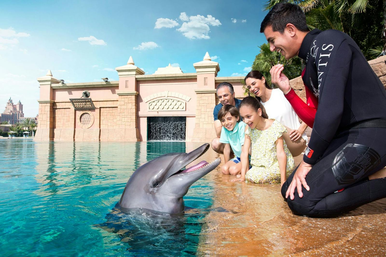 عائلة سعيدة تلتقي بدلفين في أكفنتشر وورلد