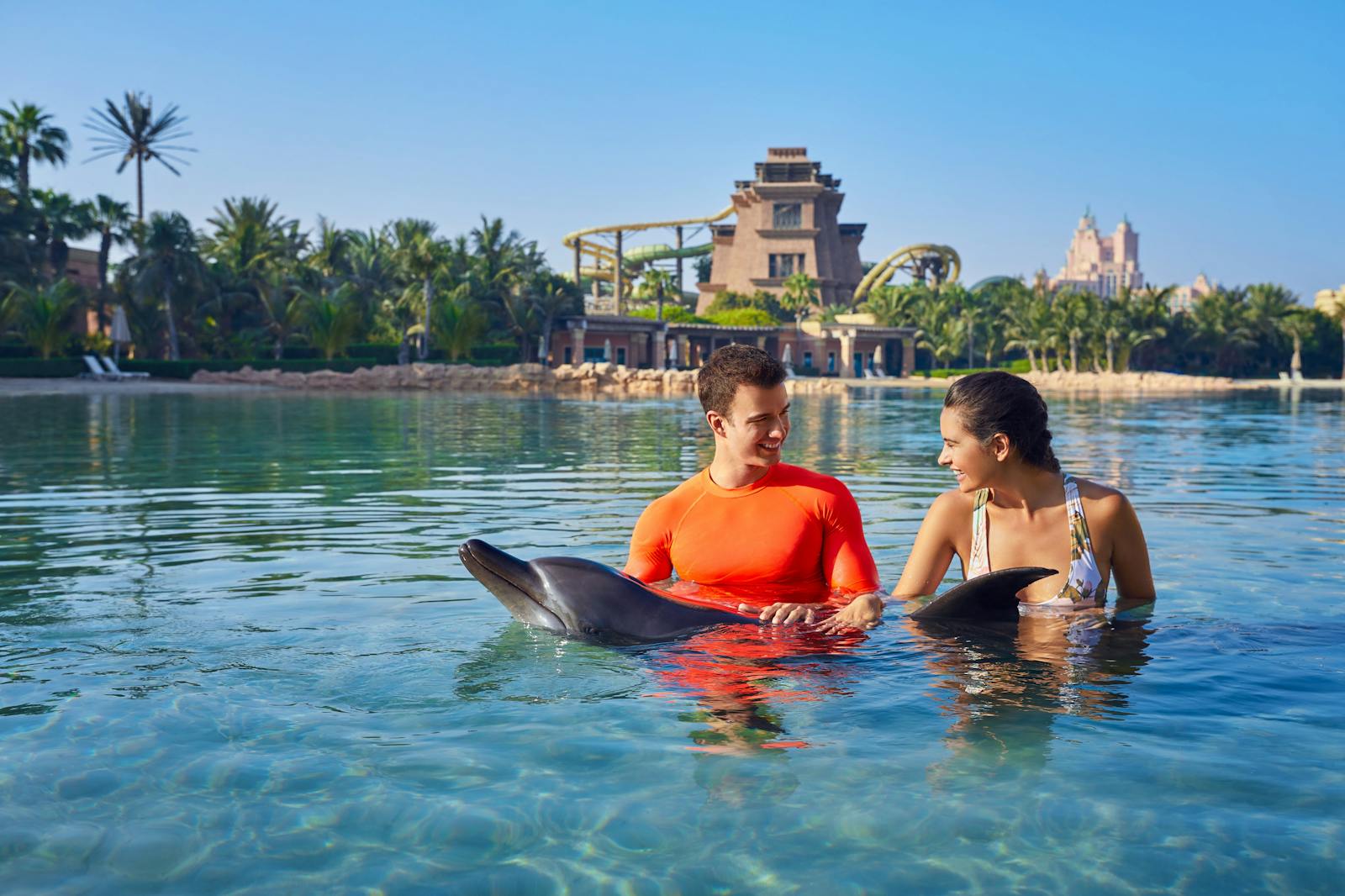 Pár plavoucí s delfíny v Aquaventure World