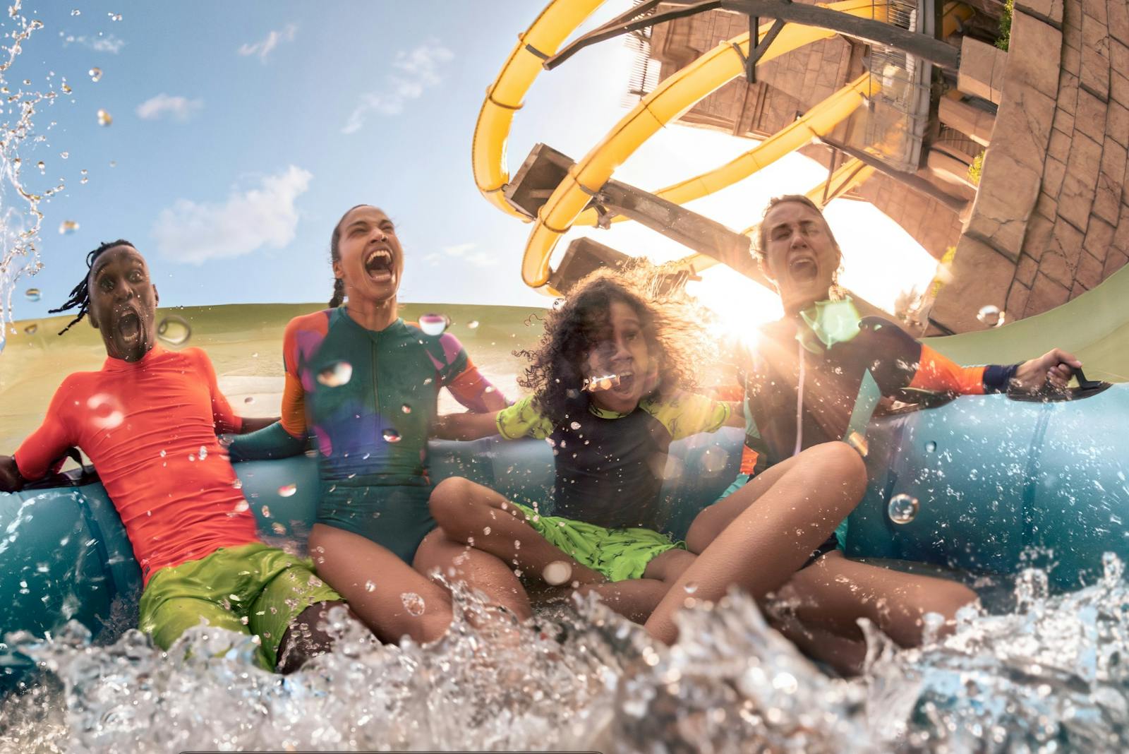 Una familia se divierte en un gran tobogán en Aquaventure World