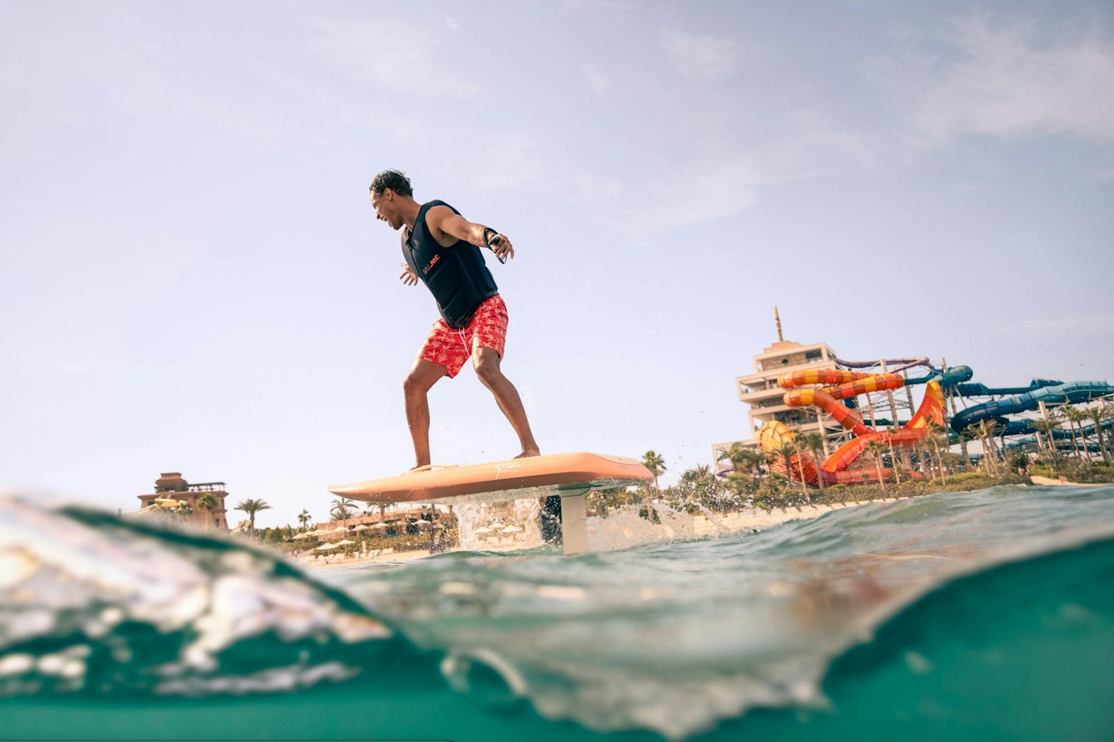 Surfeur sur planche hydroplane à l'Aquaventure World