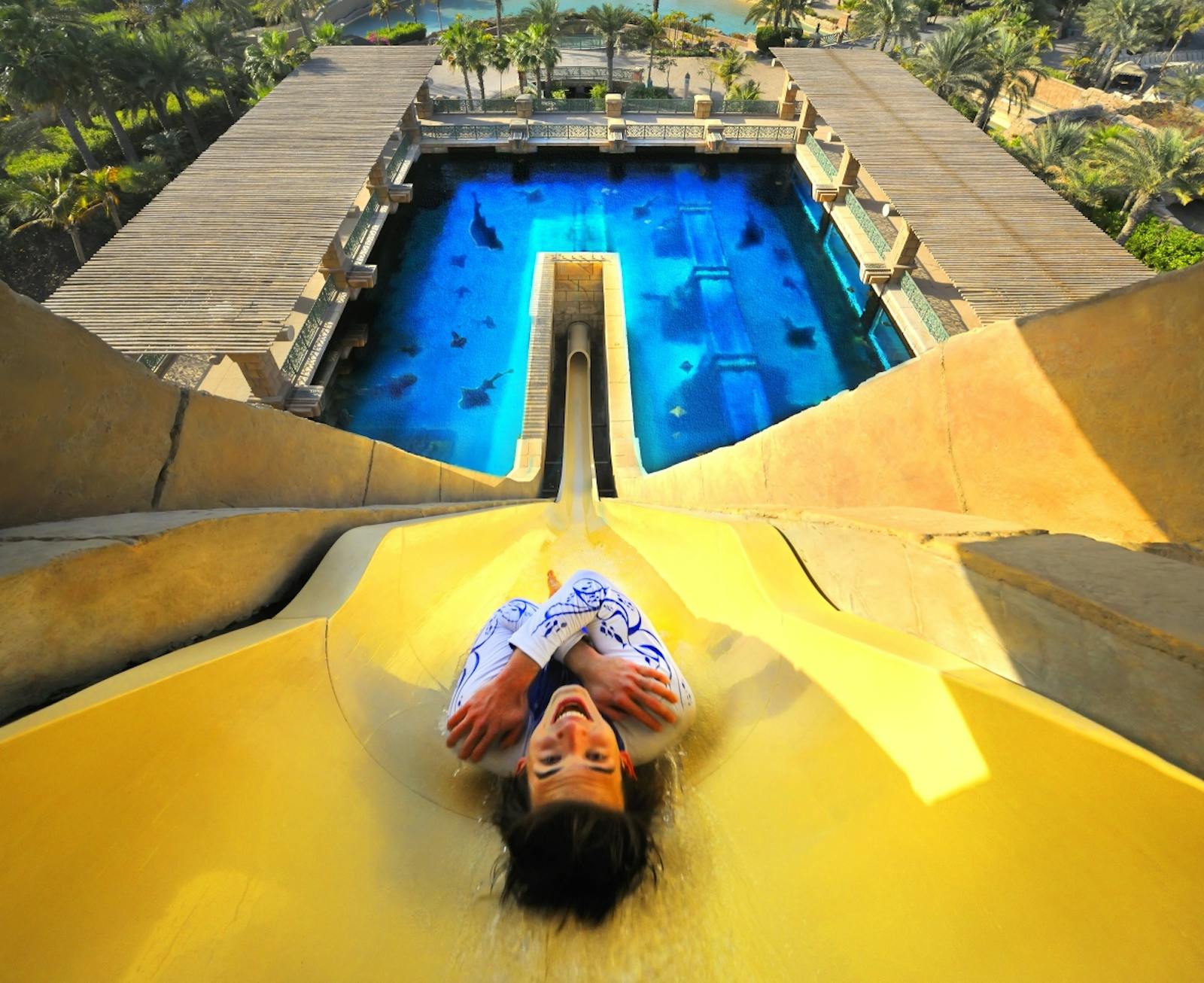 Bagnante su scivolo giallo all'Aquaventure World
