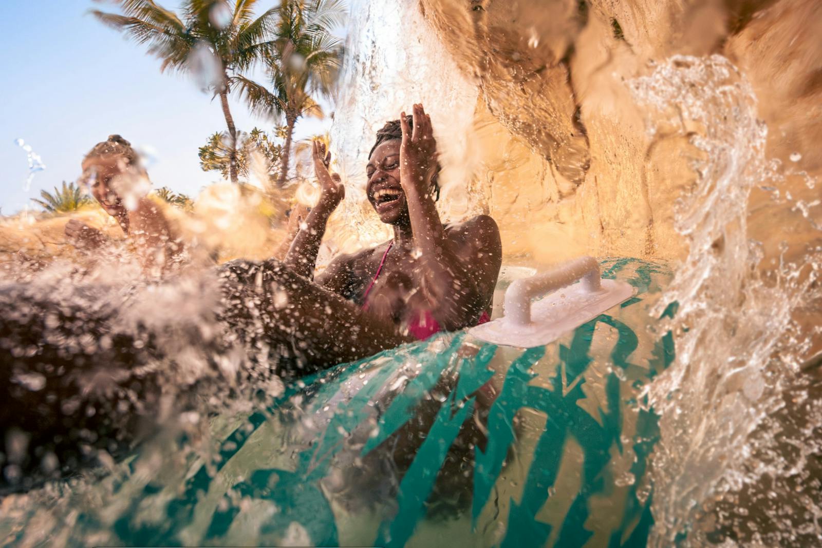 Meisjes die plezier hebben op een aquatische tyrolienne bij Aquaventure World