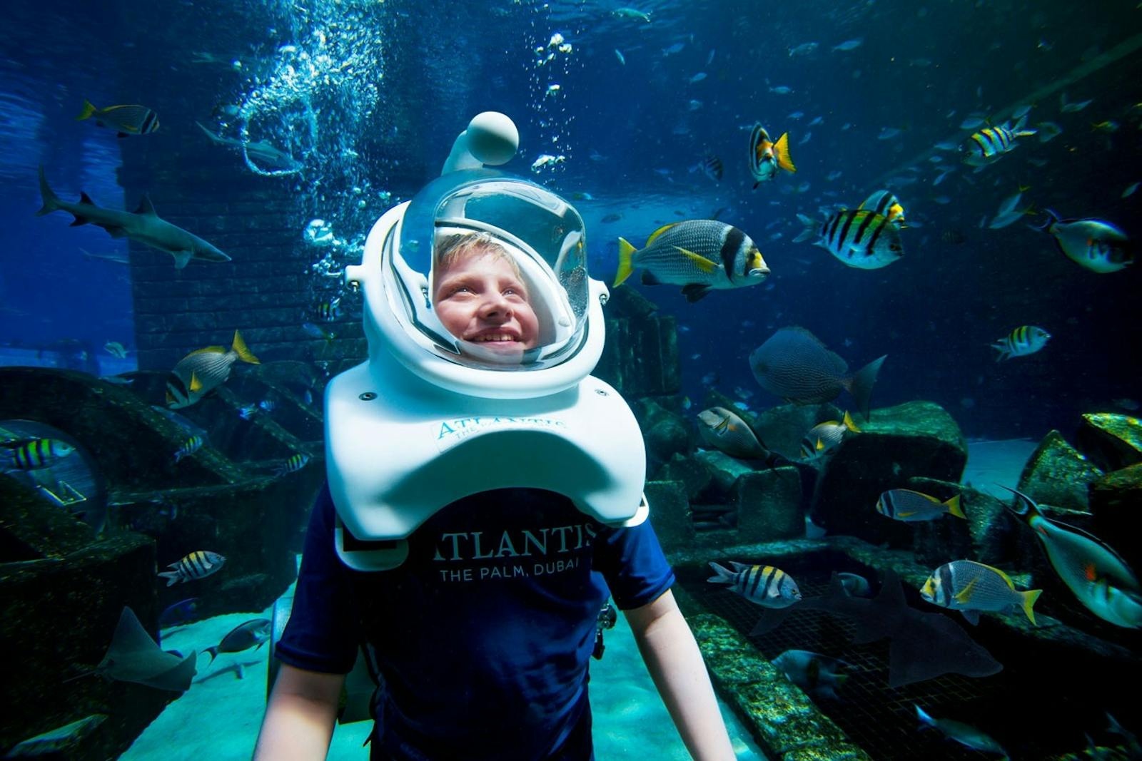 Smilende barn med hjelm under Aquaventure World