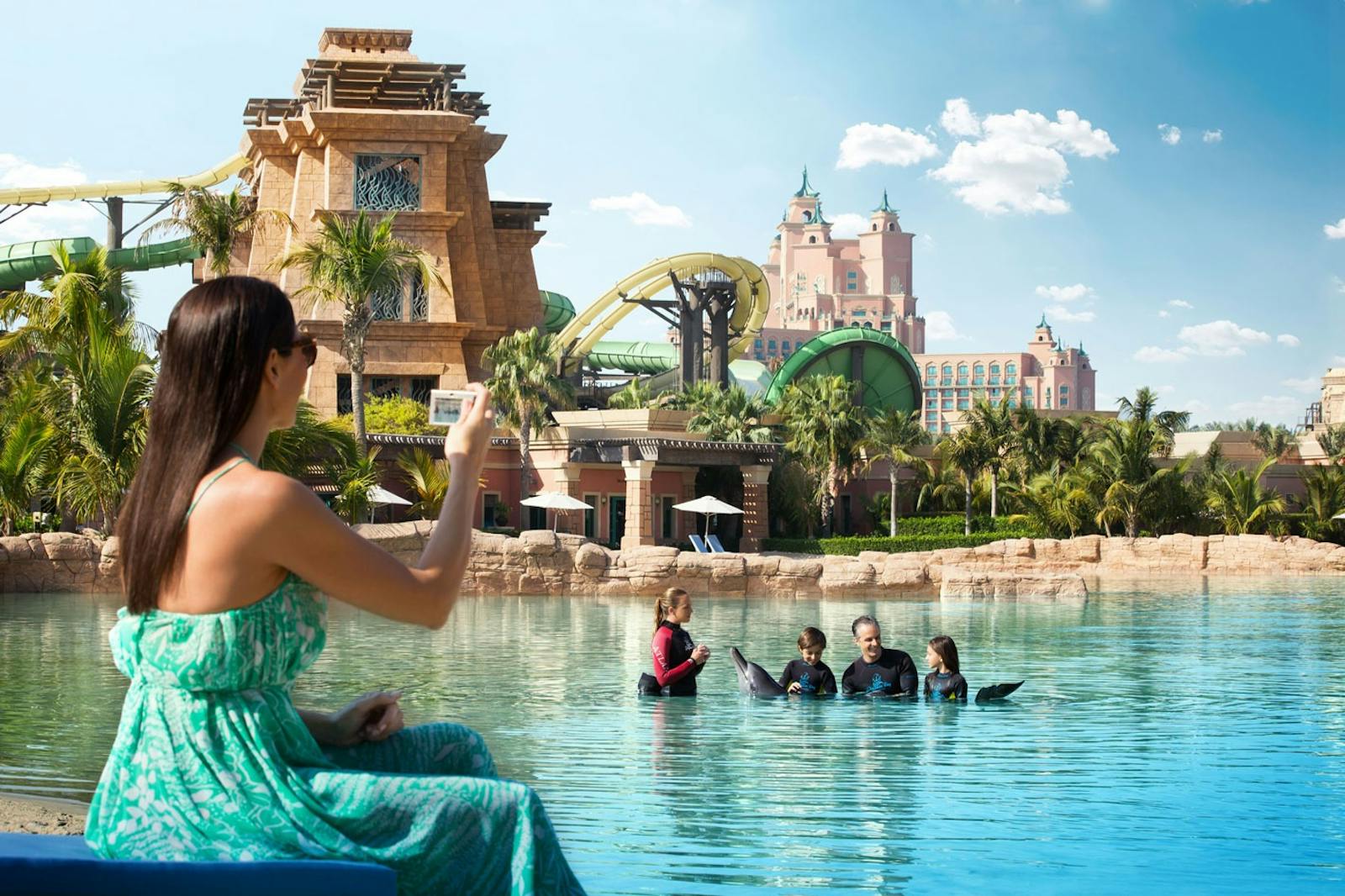 Kobieta fotografująca delfiny w Aquaventure World