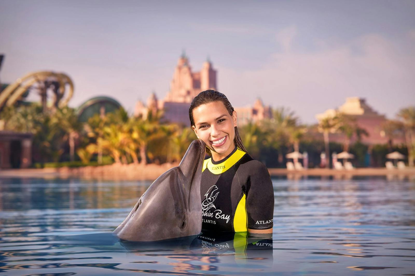 Uśmiechnięta instruktorka i delfin w Aquaventure World
