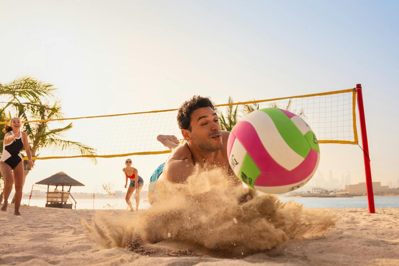 Jogador de vôlei mergulhando na praia do Aquaventure World