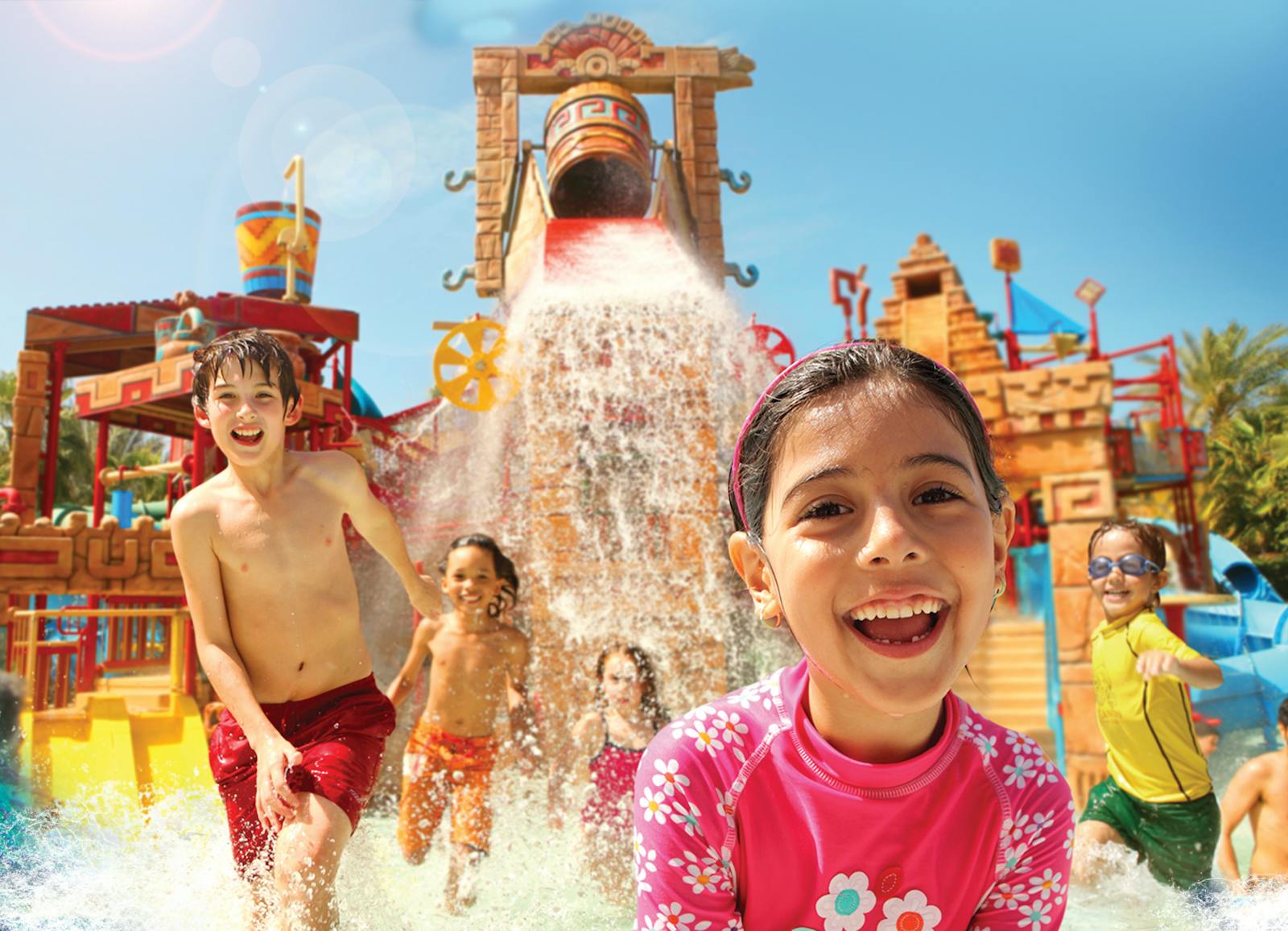 Crianças alegres nas águas do Aquaventure World