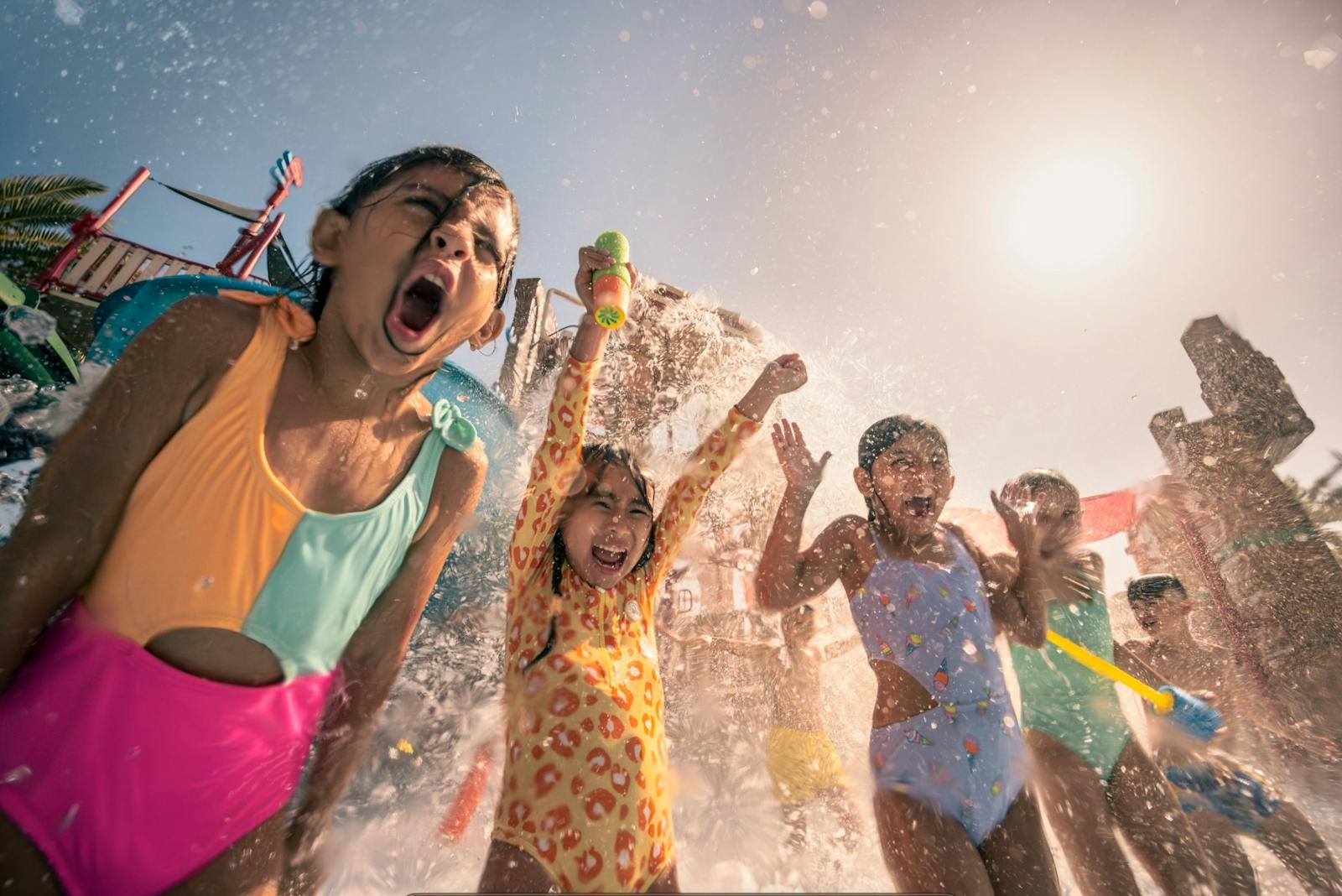 Весёлые дети играют в воде в Aquaventure World
